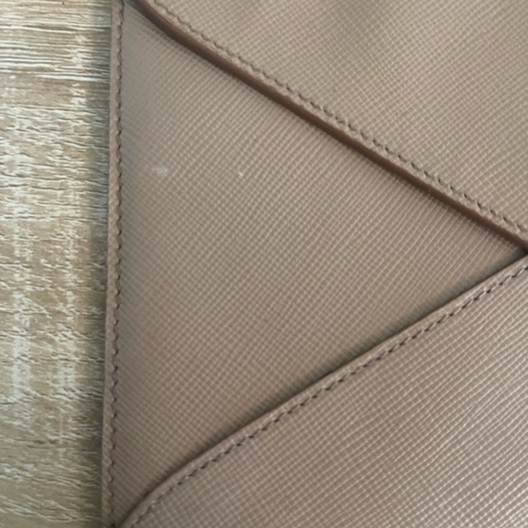 Authentic Prada Saffiano leather envelope wallet
Beige Color - Picture 11 of 13